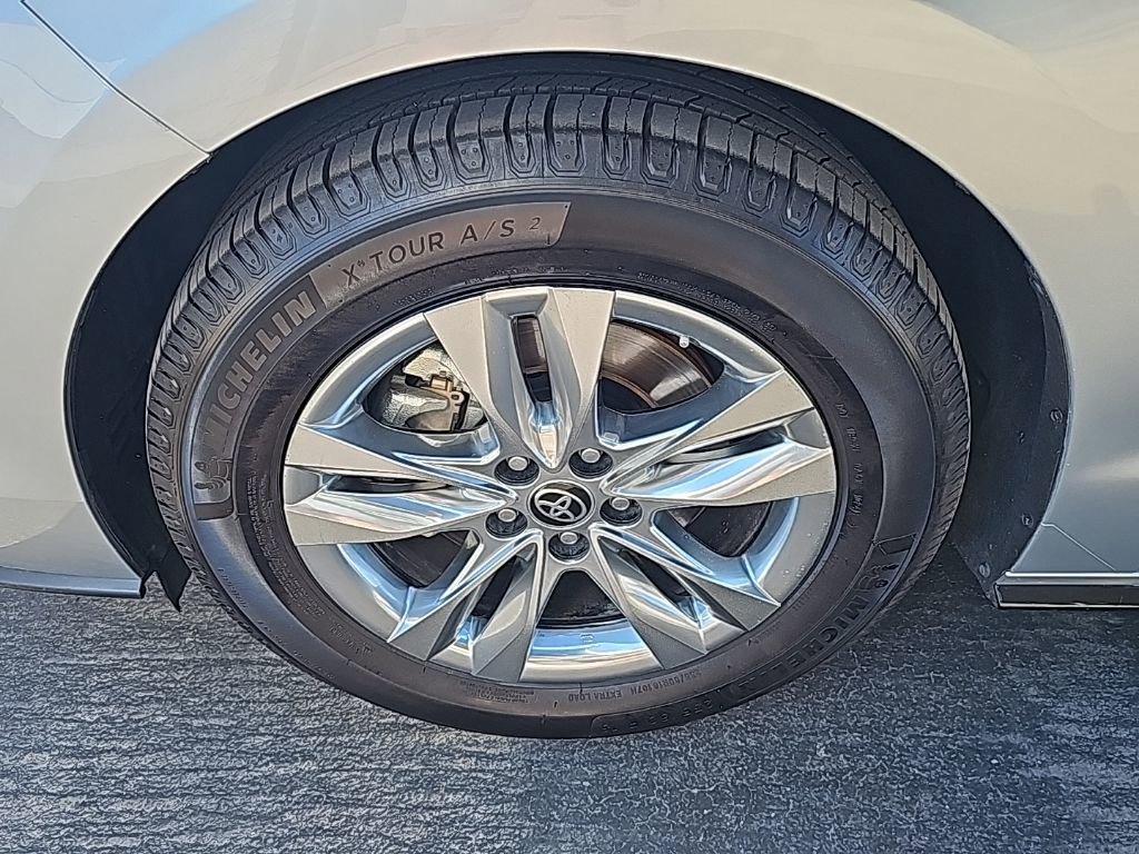 Used 2021 Toyota Sienna Limited image 9