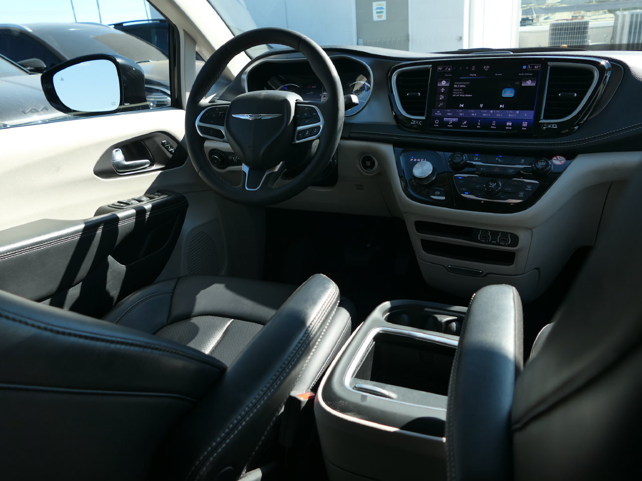 Used 2024 Chrysler Pacifica Limited FWD image 26