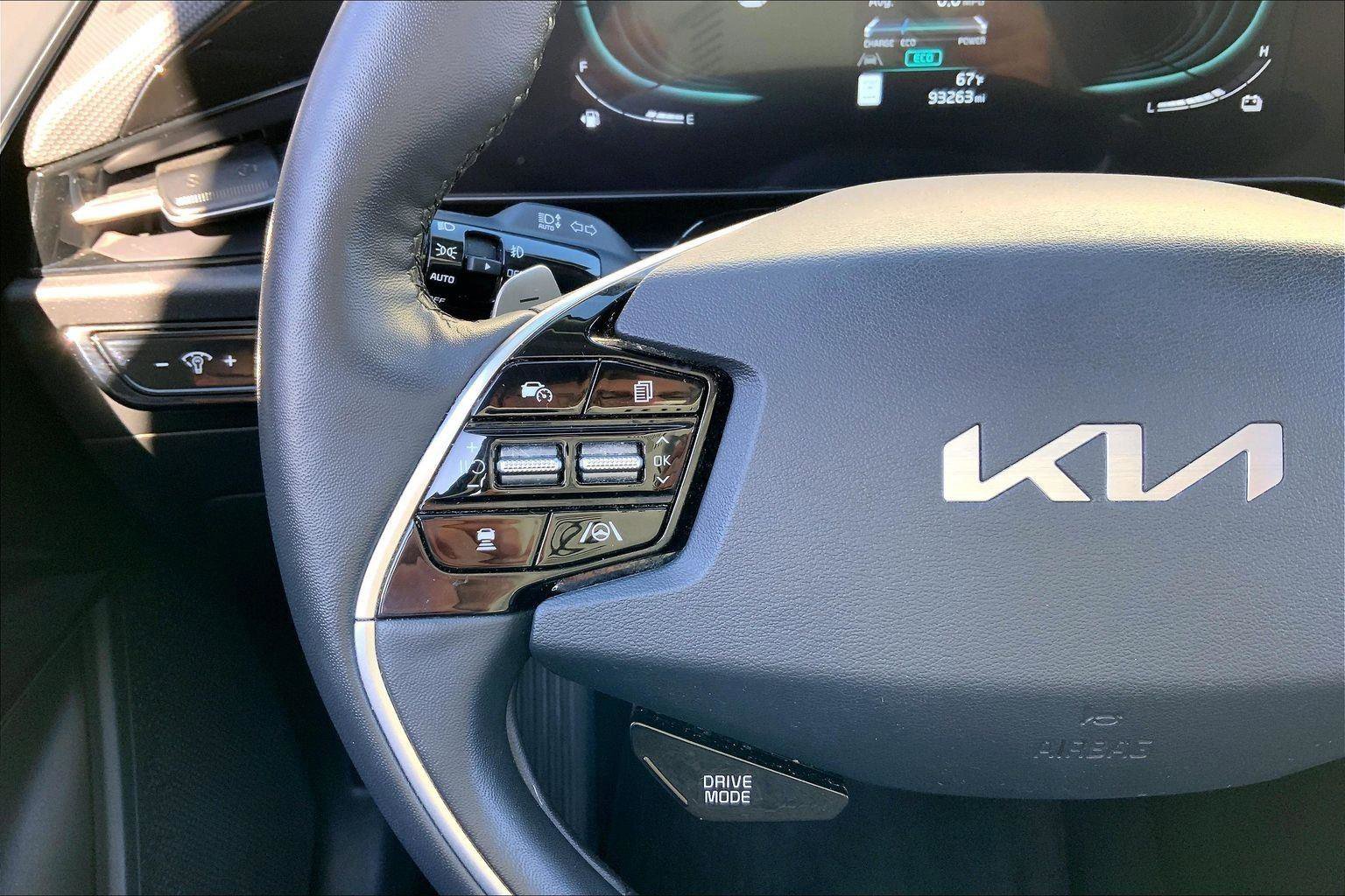 Used 2023 Kia Niro SX image 17