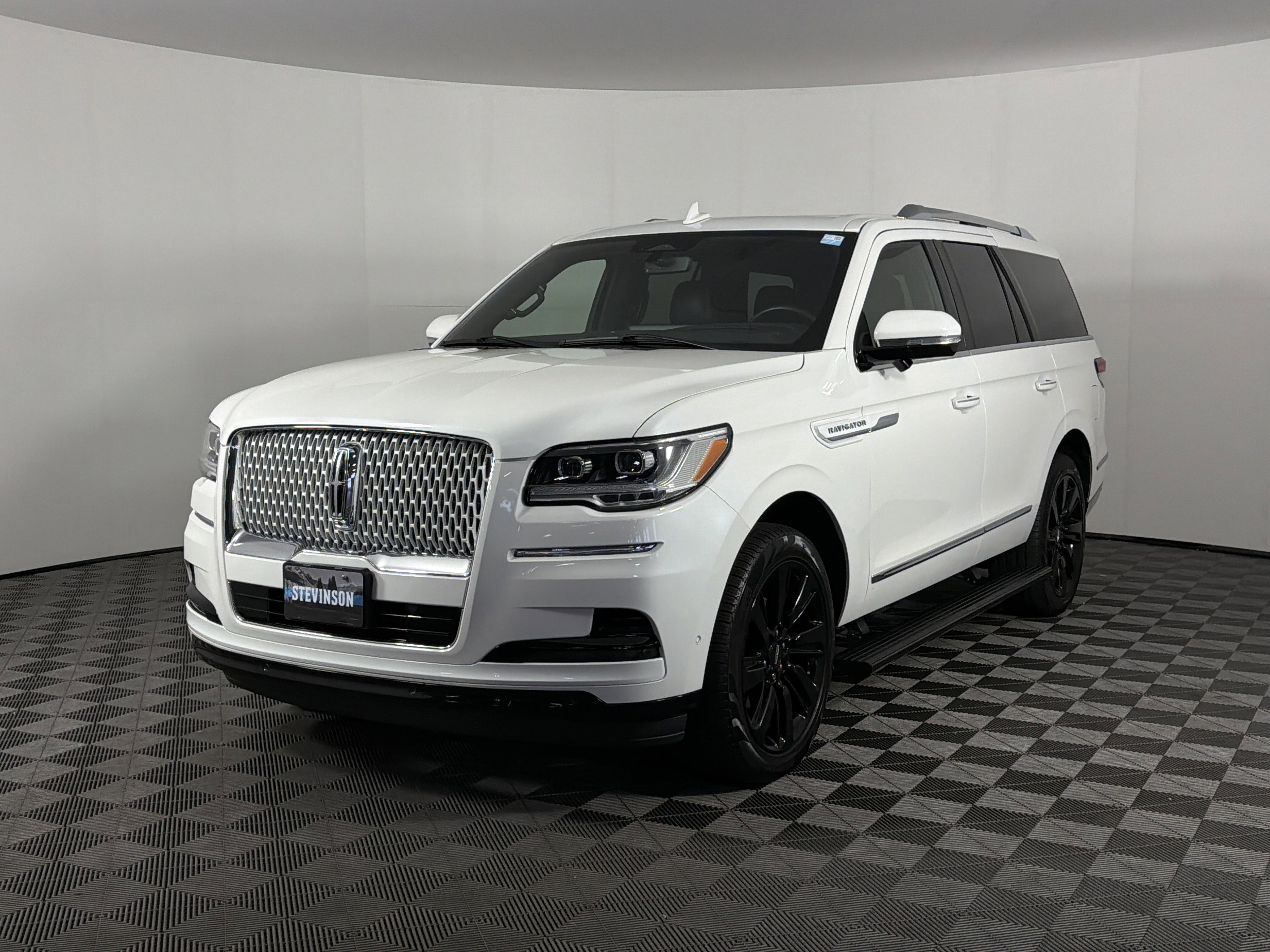 Used 2024 Lincoln Navigator Reserve image 3