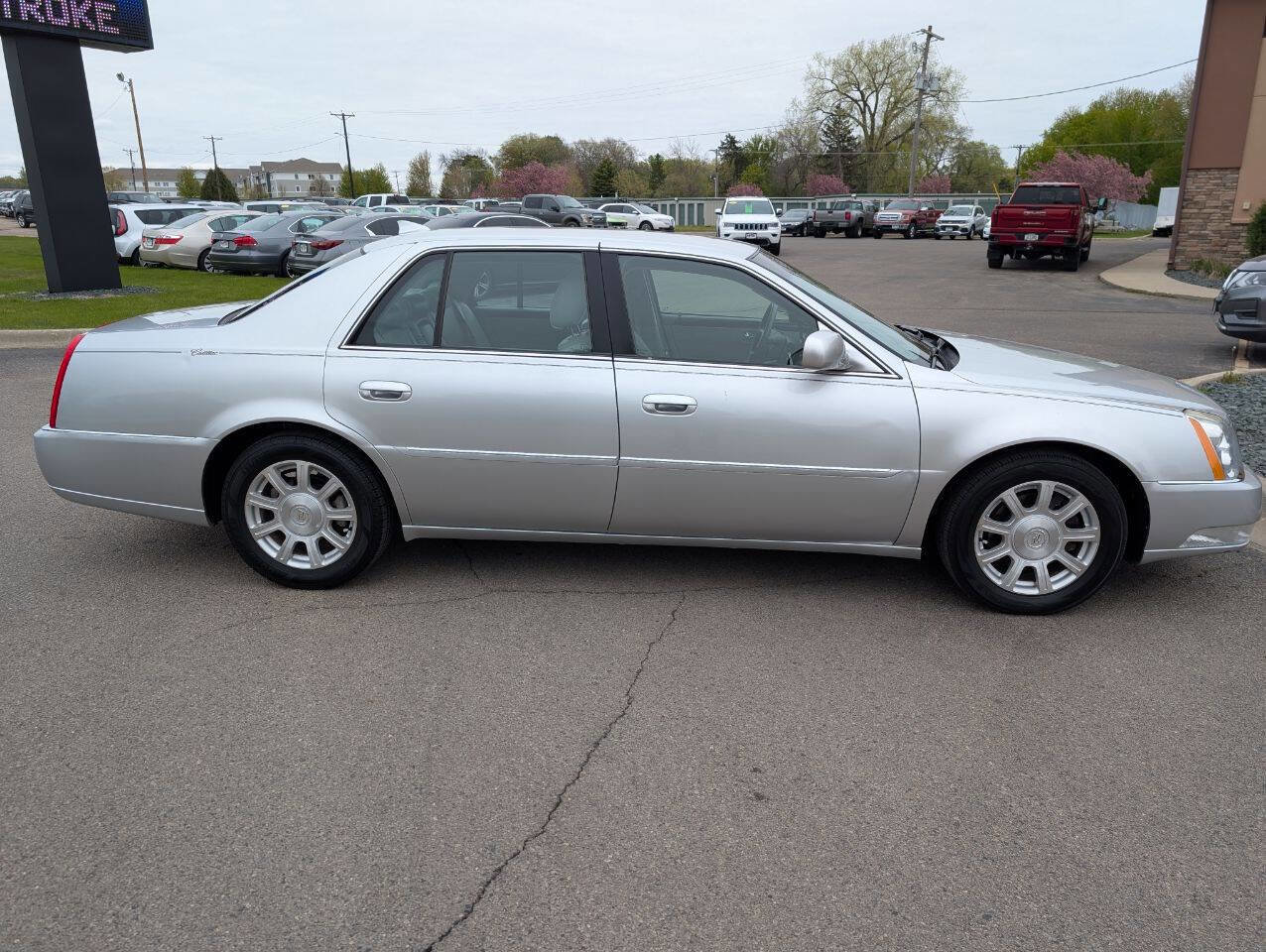 Used 2011 Cadillac DTS FWD image 10