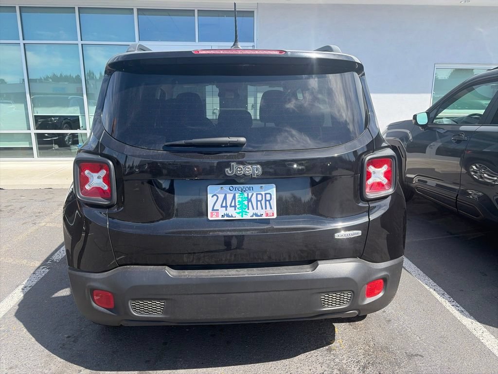 Used 2017 Jeep Renegade Latitude FWD image 4