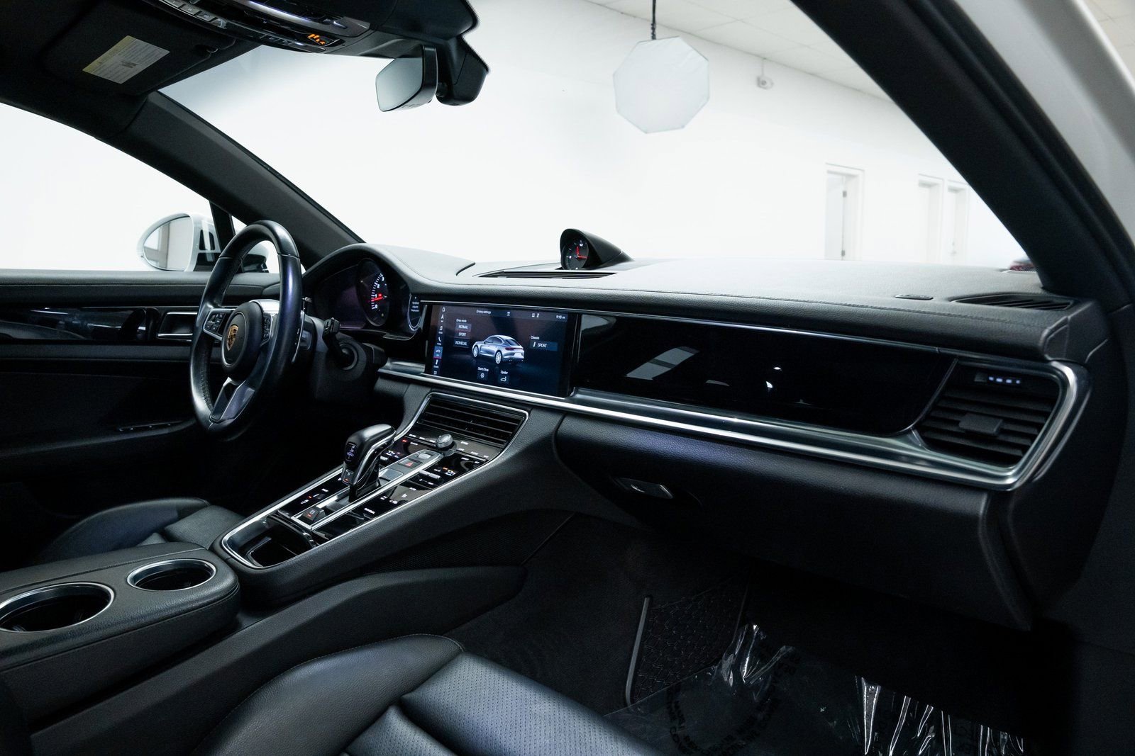 Used 2020 Porsche Panamera 4 image 25