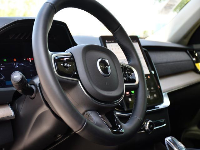 Used 2025 Volvo XC90 T8 Plus w/ Protection Package Premier AWD/4WD image 12