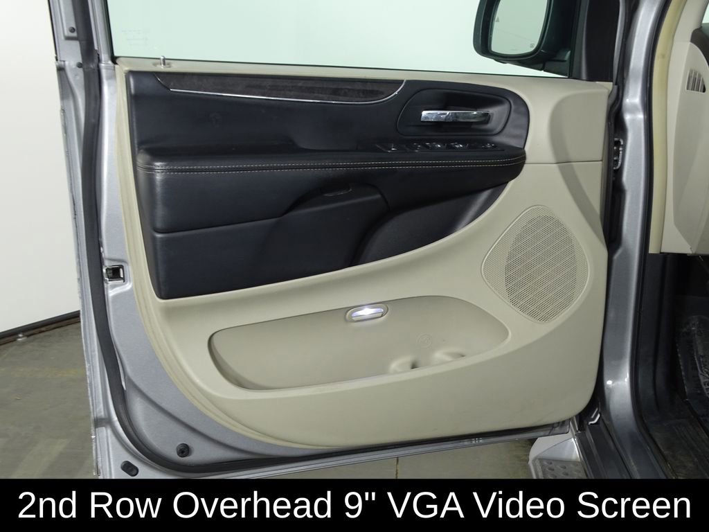 Used 2014 Chrysler Town & Country Touring-L w/ Driver Convenience Group image 14