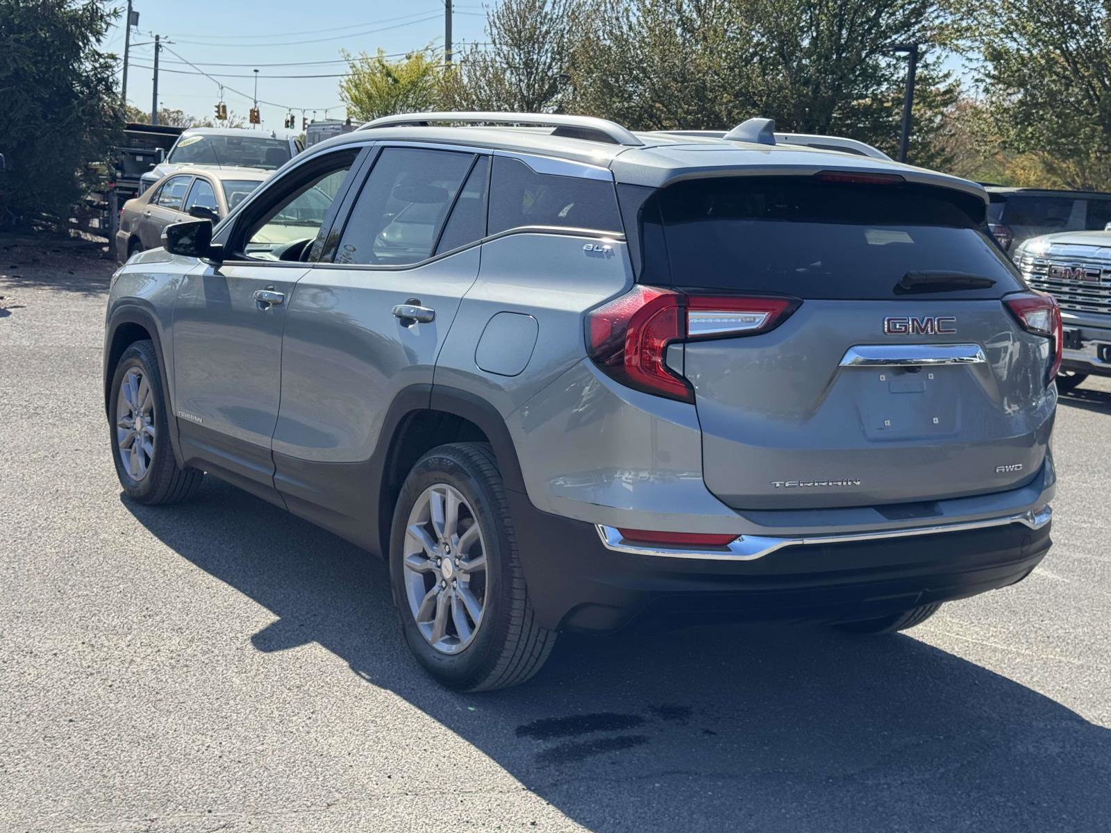 Used 2024 GMC Terrain SLT AWD/4WD image 4