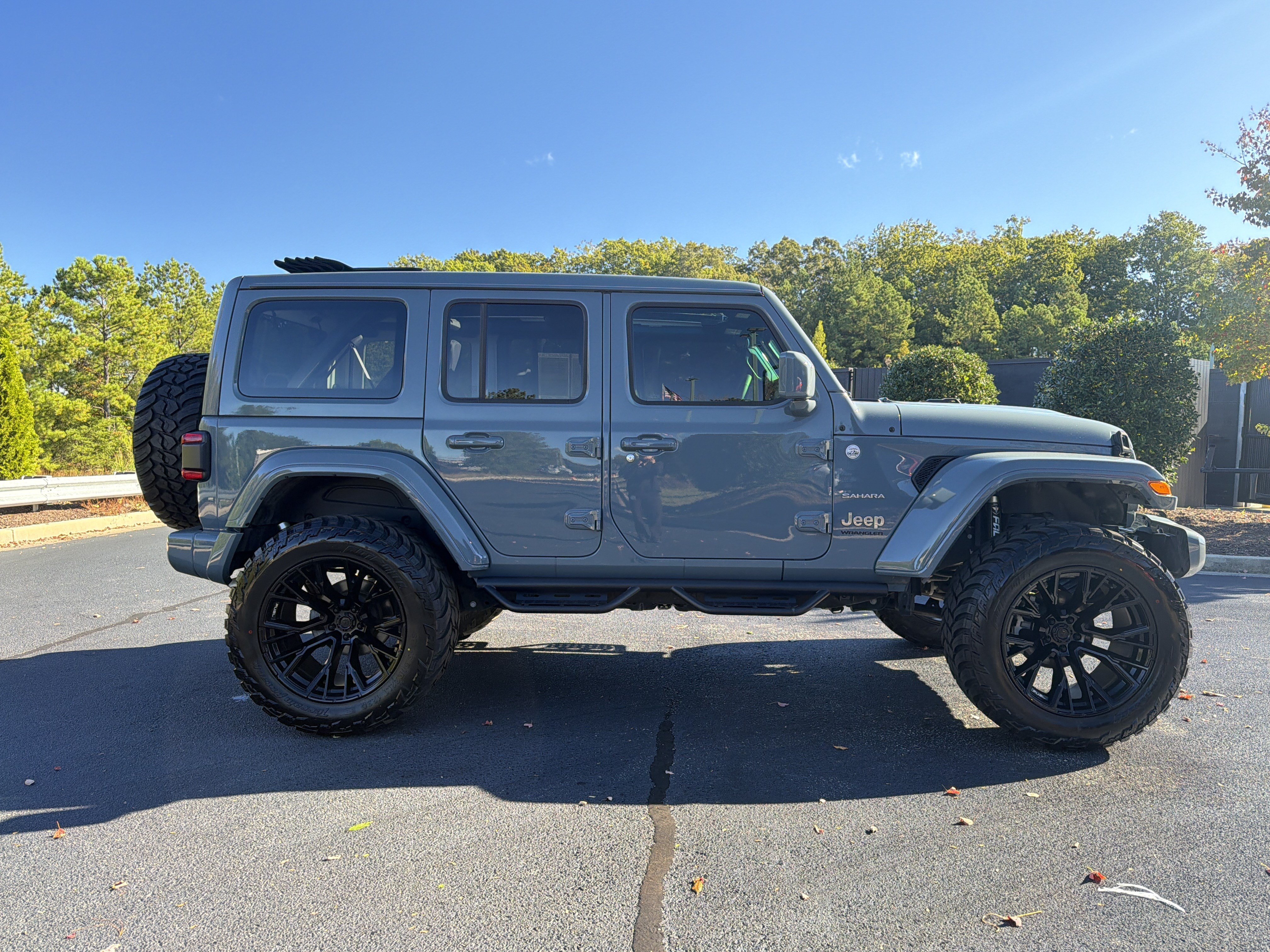Used 2024 Jeep Wrangler Unlimited Sahara AWD/4WD image 5