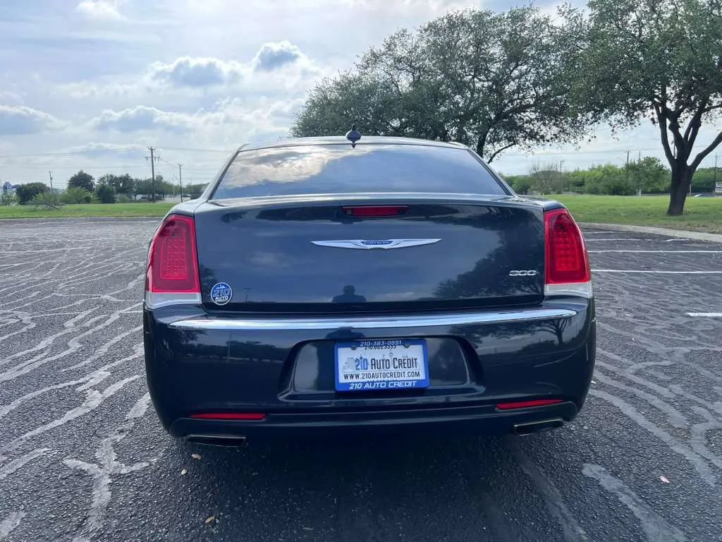 Used 2018 Chrysler 300 Touring RWD image 6