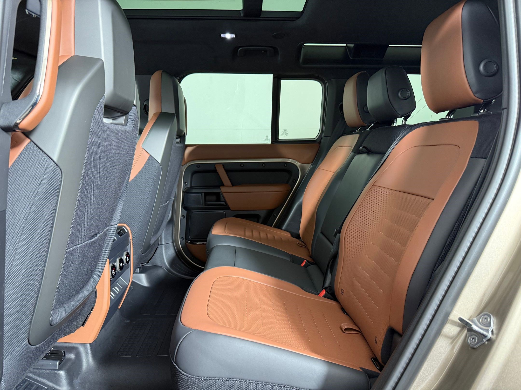 New 2026 Land Rover Defender 110 OCTA AWD/4WD image 15