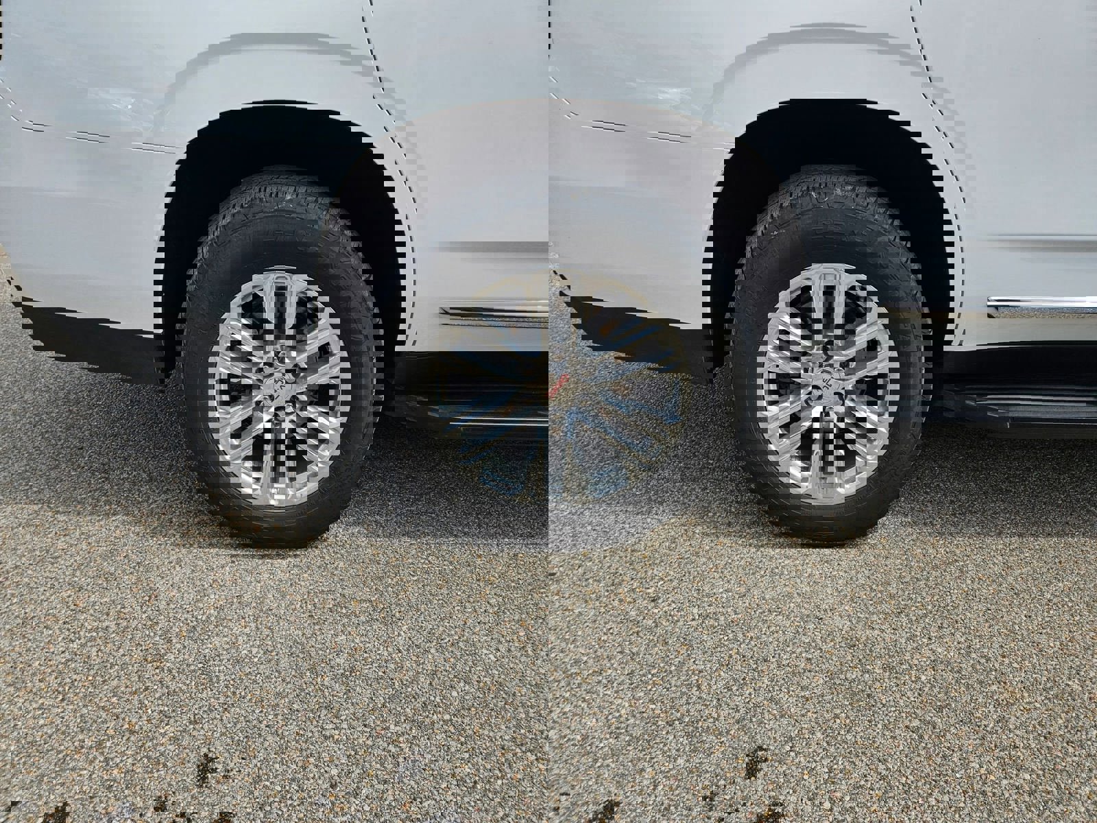 Used 2024 GMC Yukon SLT w/ SLT Luxury Package image 30