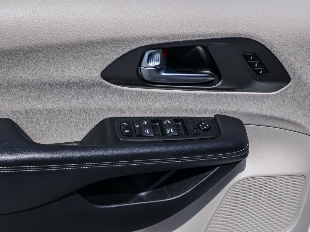 Used 2023 Chrysler Pacifica Touring-L image 23