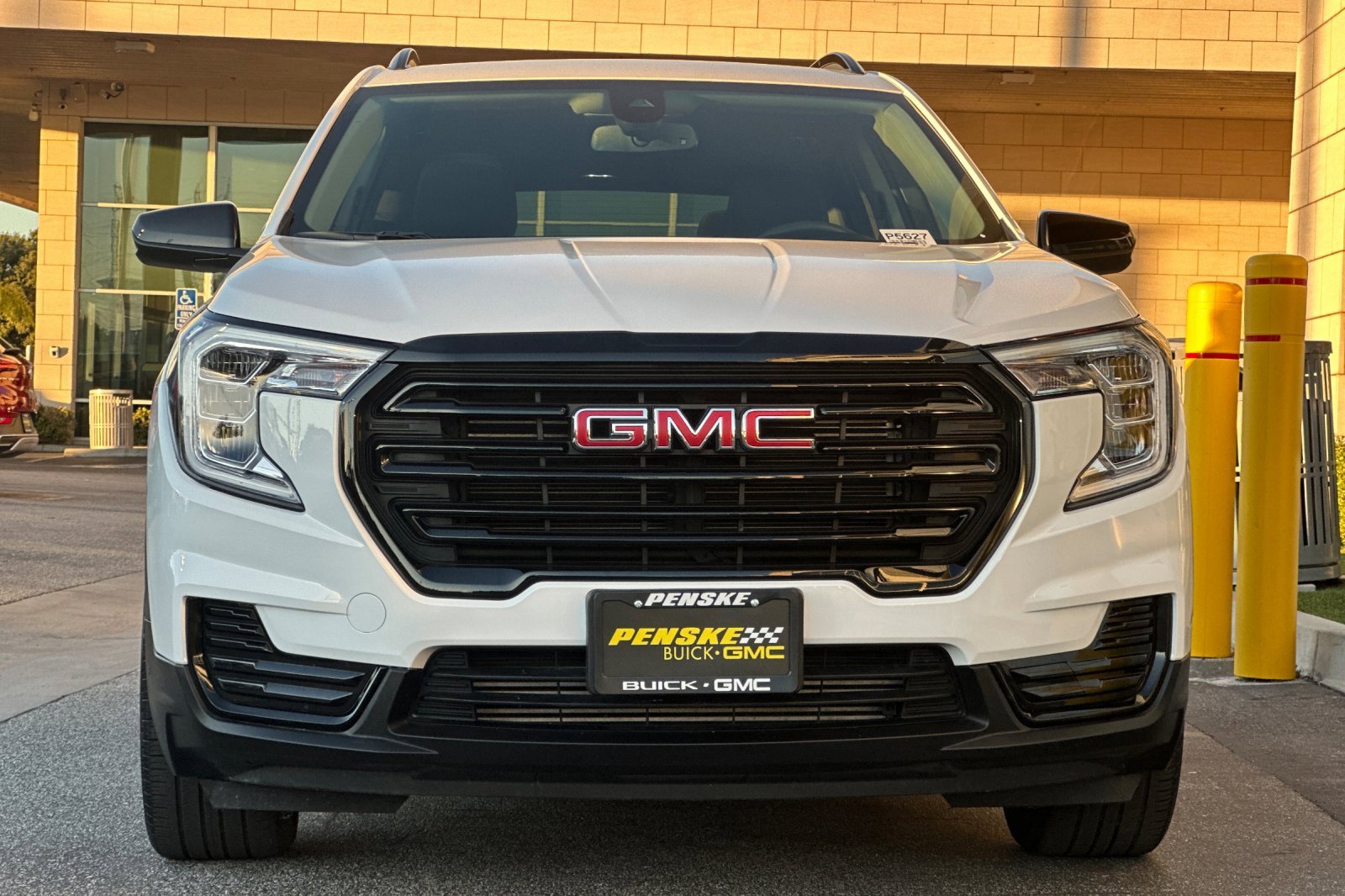 Used 2024 GMC Terrain SLE w/ Elevation Edition image 9