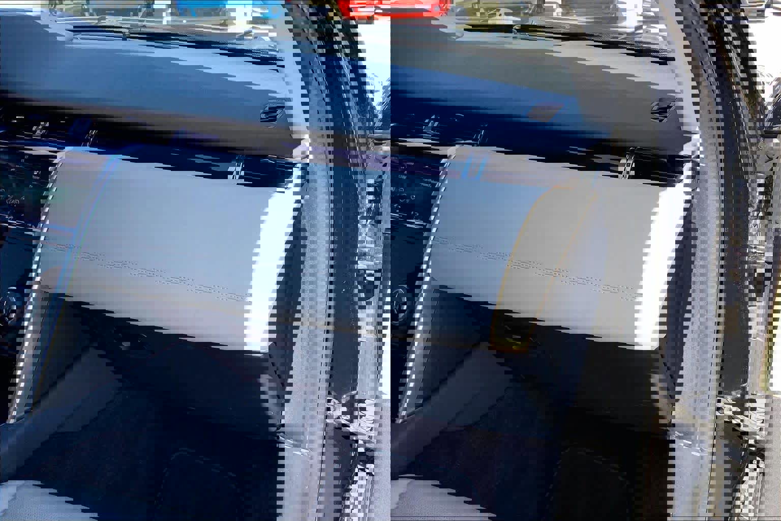 Used 2020 Land Rover Discovery Sport SE image 19