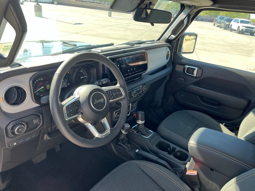 Used 2025 Jeep Wrangler Unlimited Sahara w/ Safety Group AWD/4WD image 12