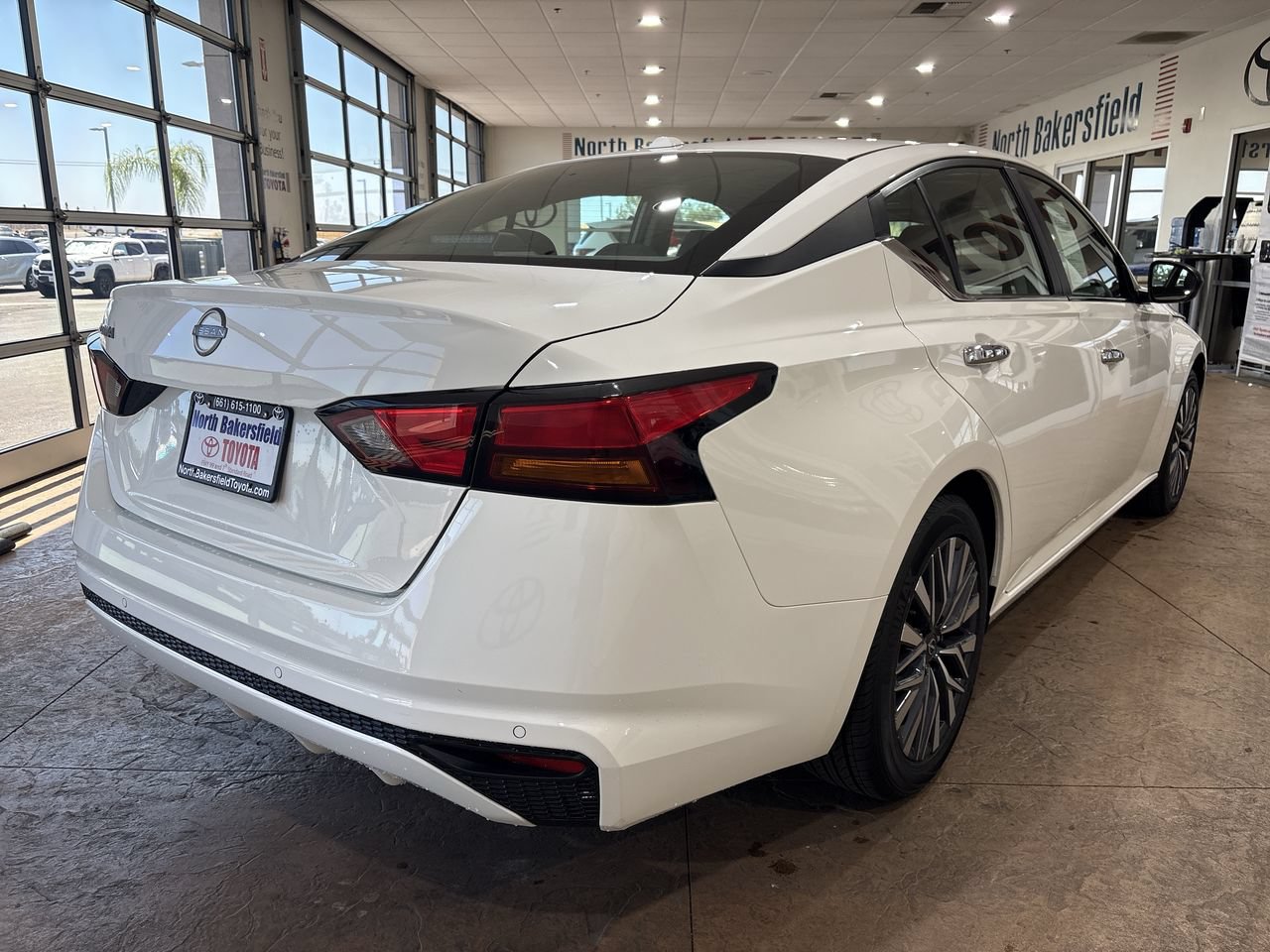 Used 2025 Nissan Altima 2.5 SV FWD image 2