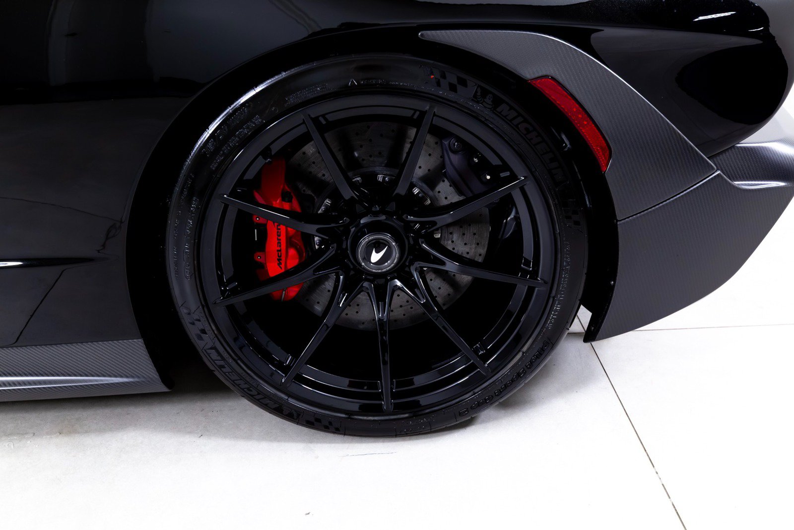 Used 2019 McLaren Senna RWD image 33