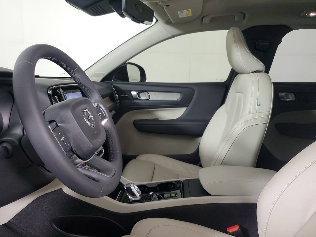 Certified 2023 Volvo XC40 B5 Ultimate w/ Protection Package Premier AWD/4WD image 24
