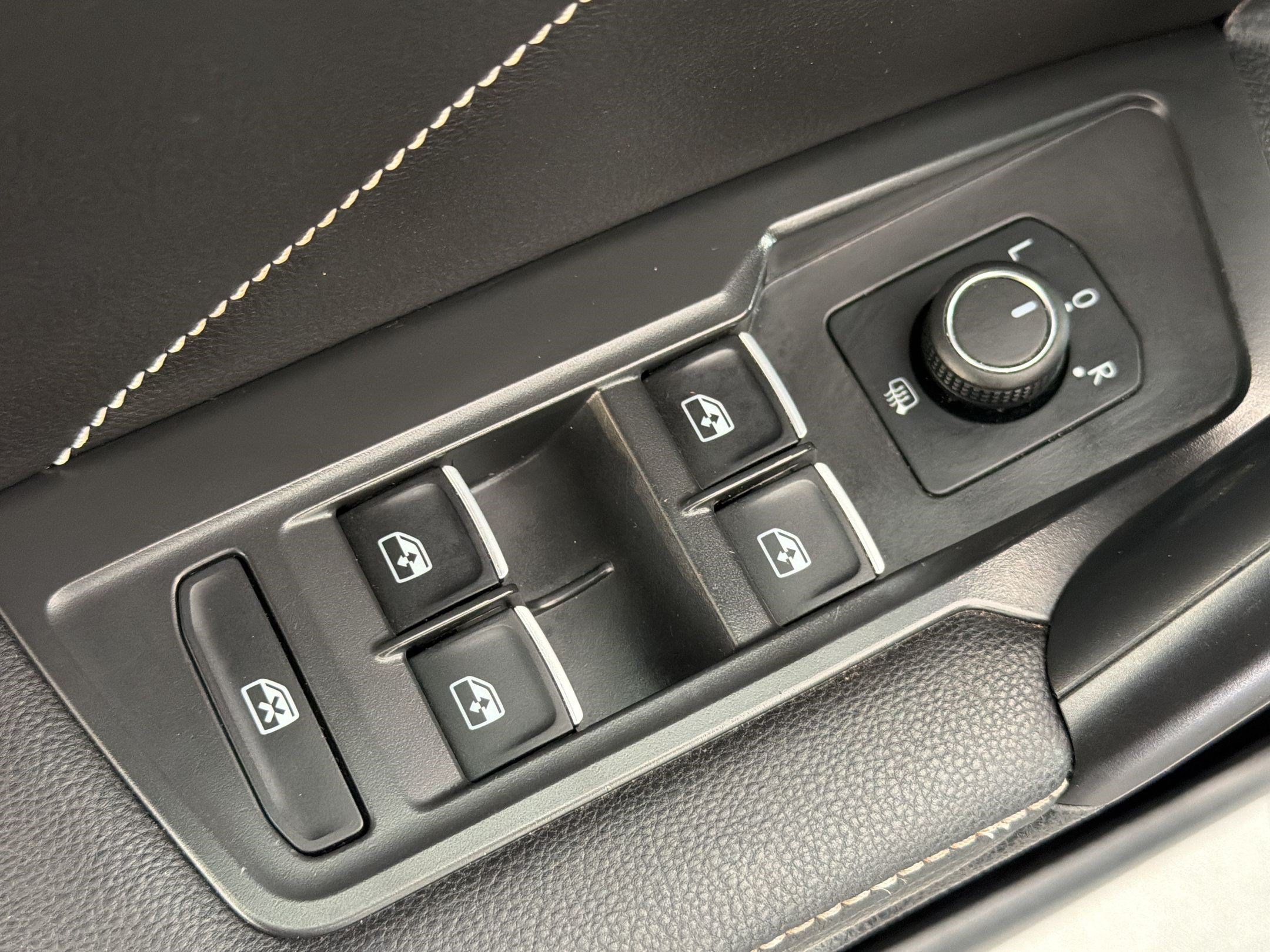 Used 2022 Volkswagen Tiguan SE FWD image 14
