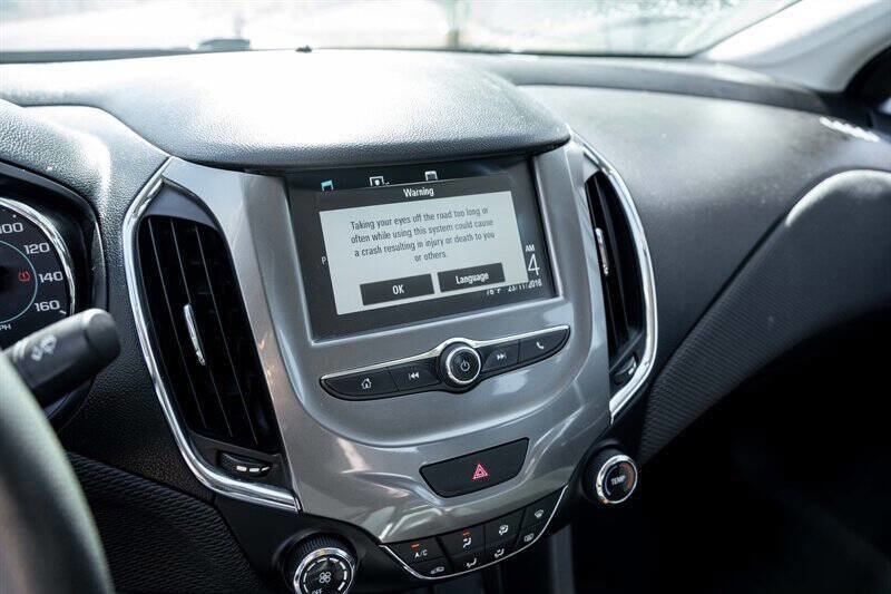 Used 2017 Chevrolet Cruze LT image 13