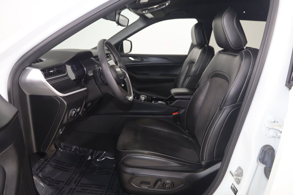 Used 2023 Jeep Grand Cherokee L Laredo AWD/4WD image 11