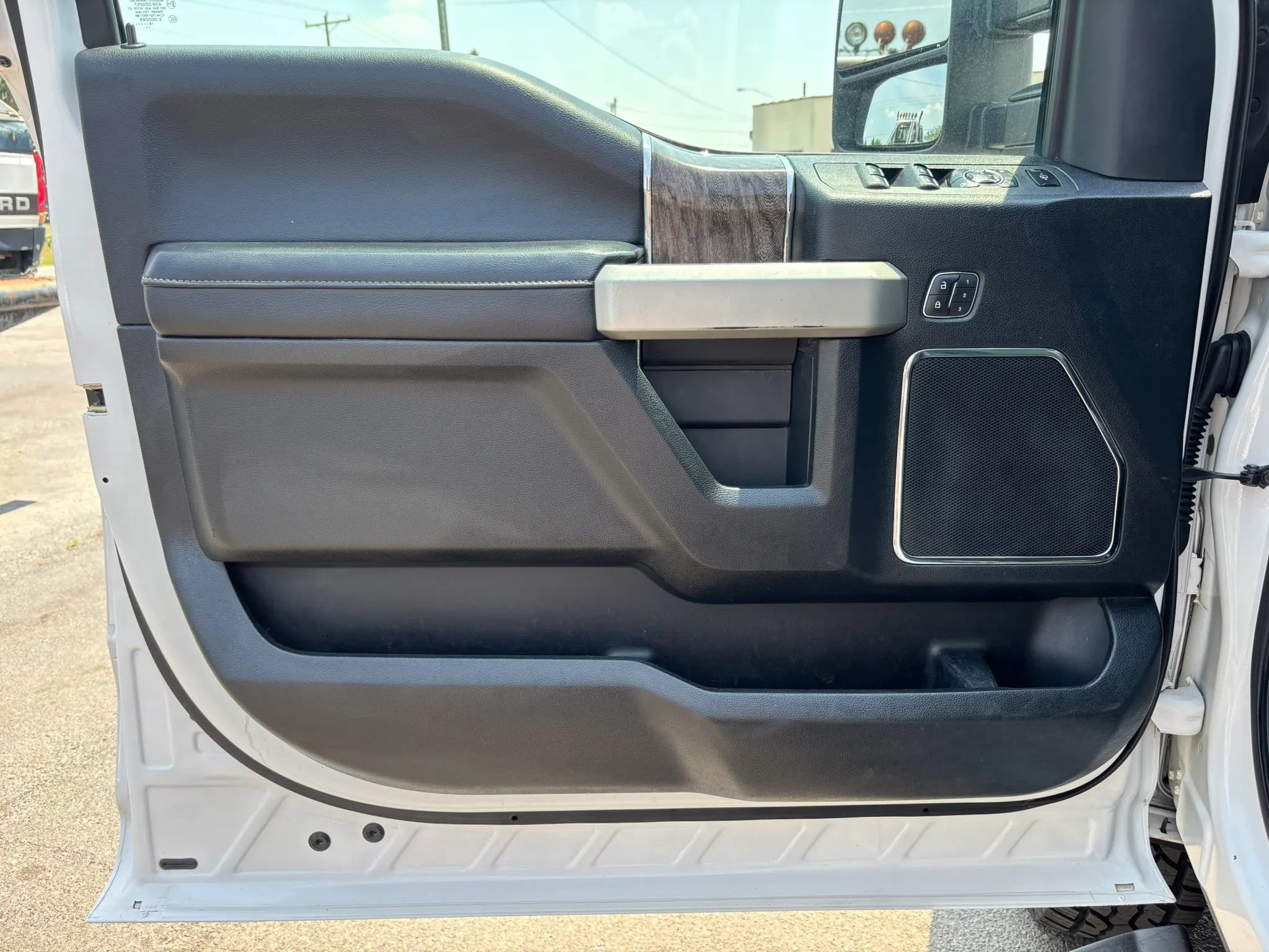Used 2019 Ford F250 Lariat w/ Lariat Ultimate Package AWD/4WD image 17