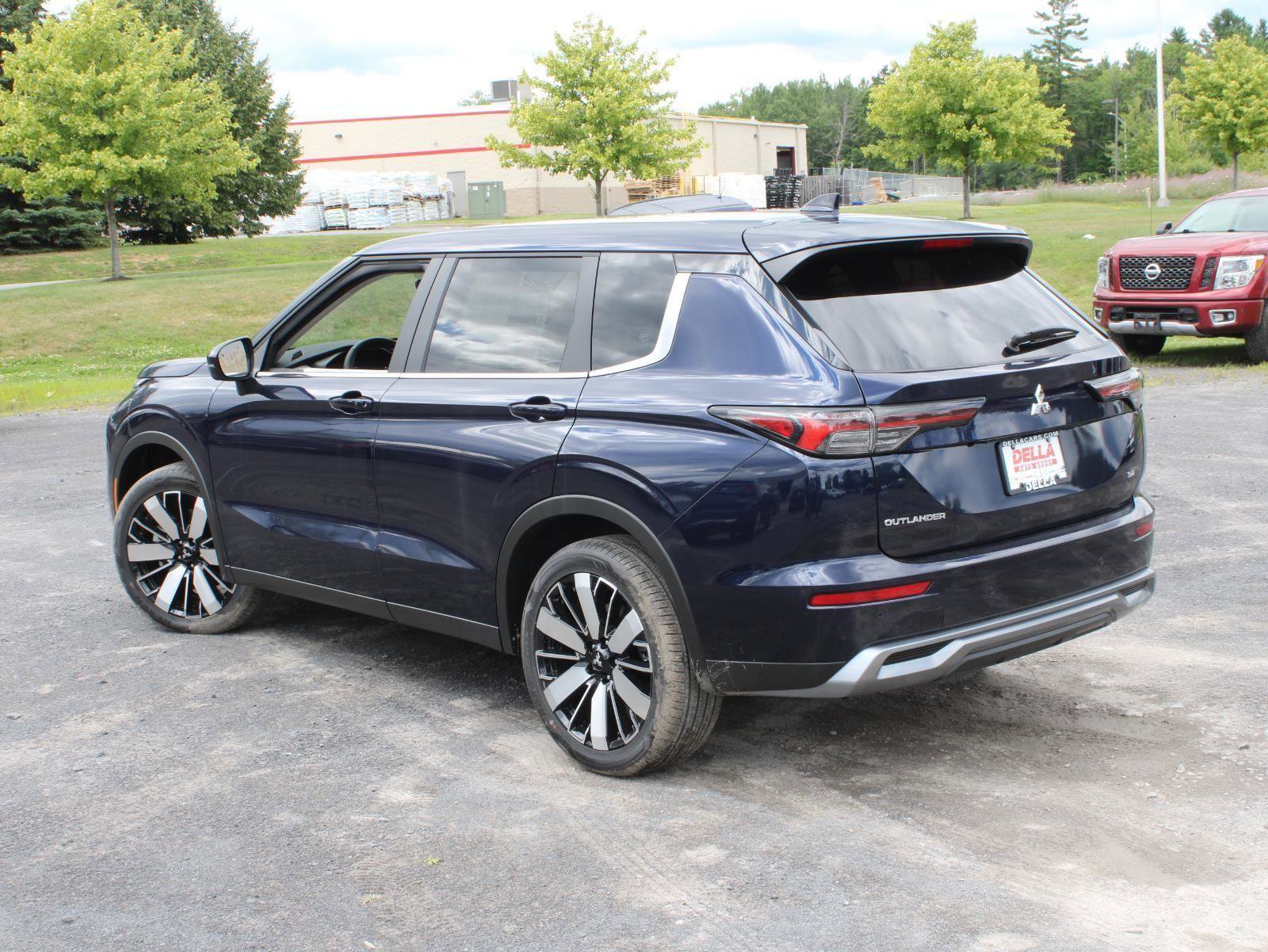 New 2025 Mitsubishi Outlander SE image 6