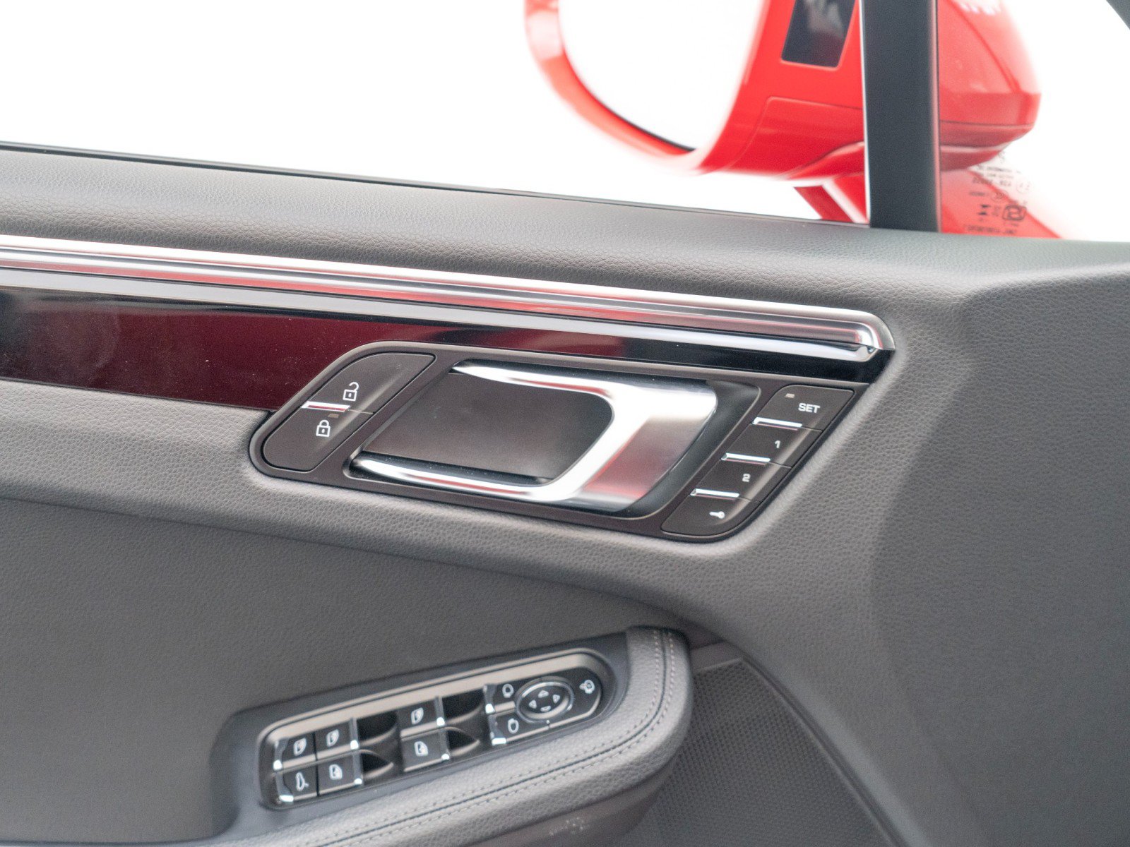 Certified 2025 Porsche Macan AWD/4WD image 21