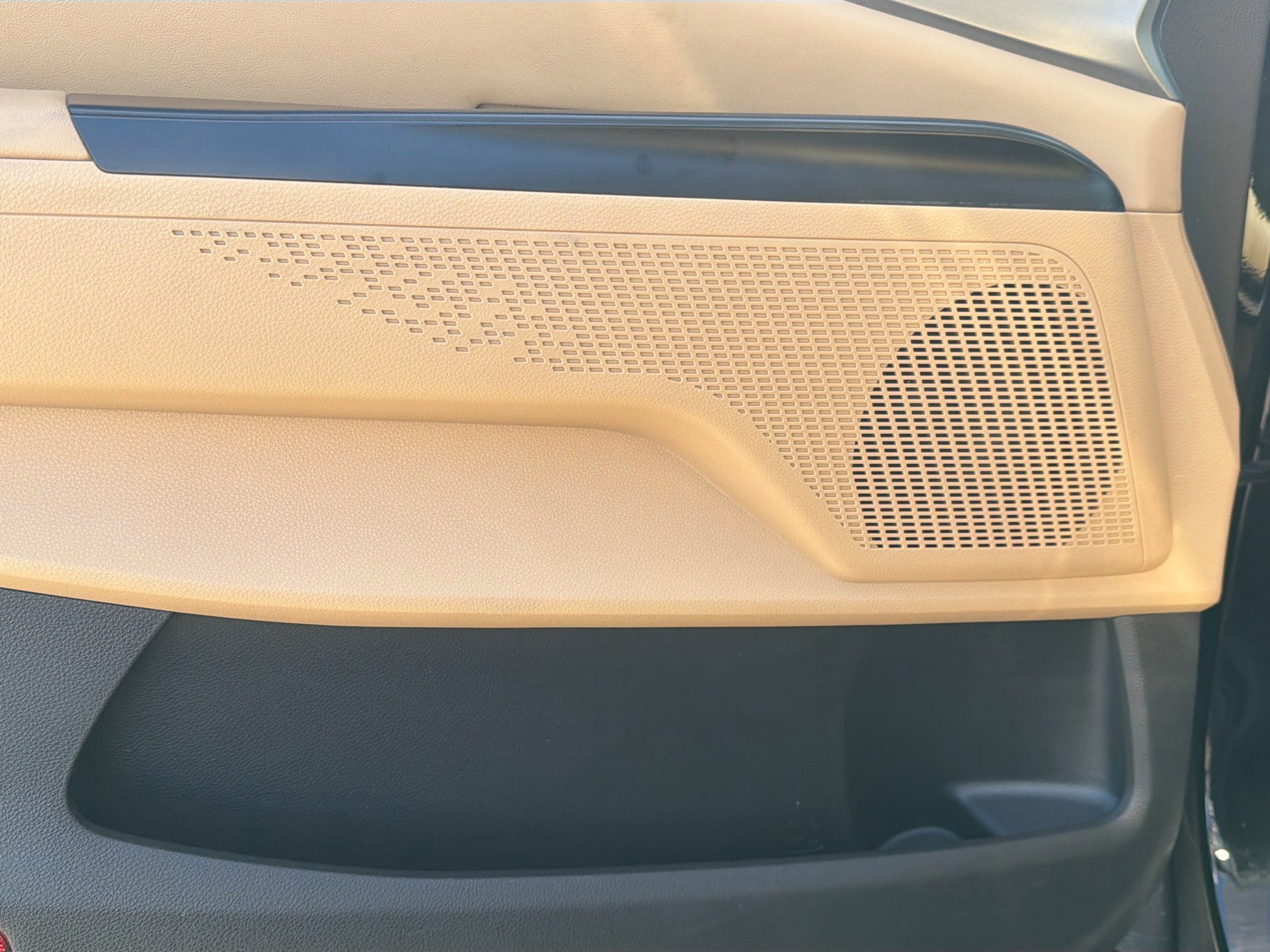 Used 2023 Kia Carnival LX image 24