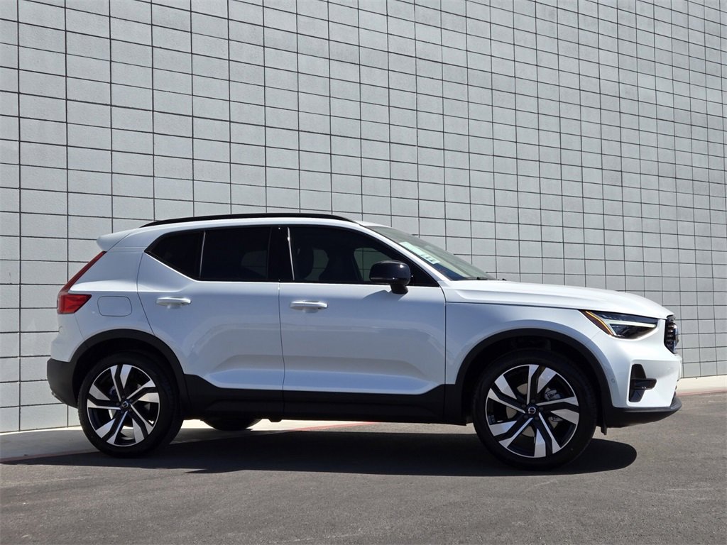 New 2025 Volvo XC40 B5 Ultra w/ Climate Package image 4