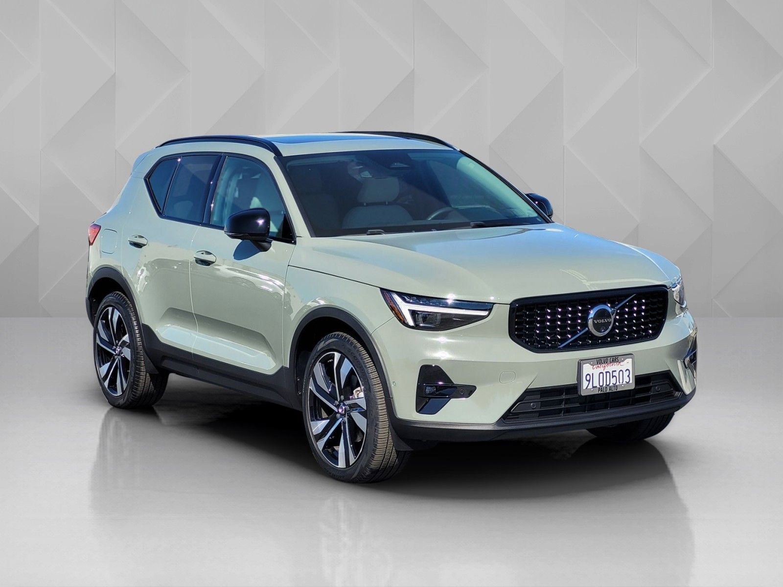 Certified 2024 Volvo XC40 B5 Ultimate w/ Climate Package image 8