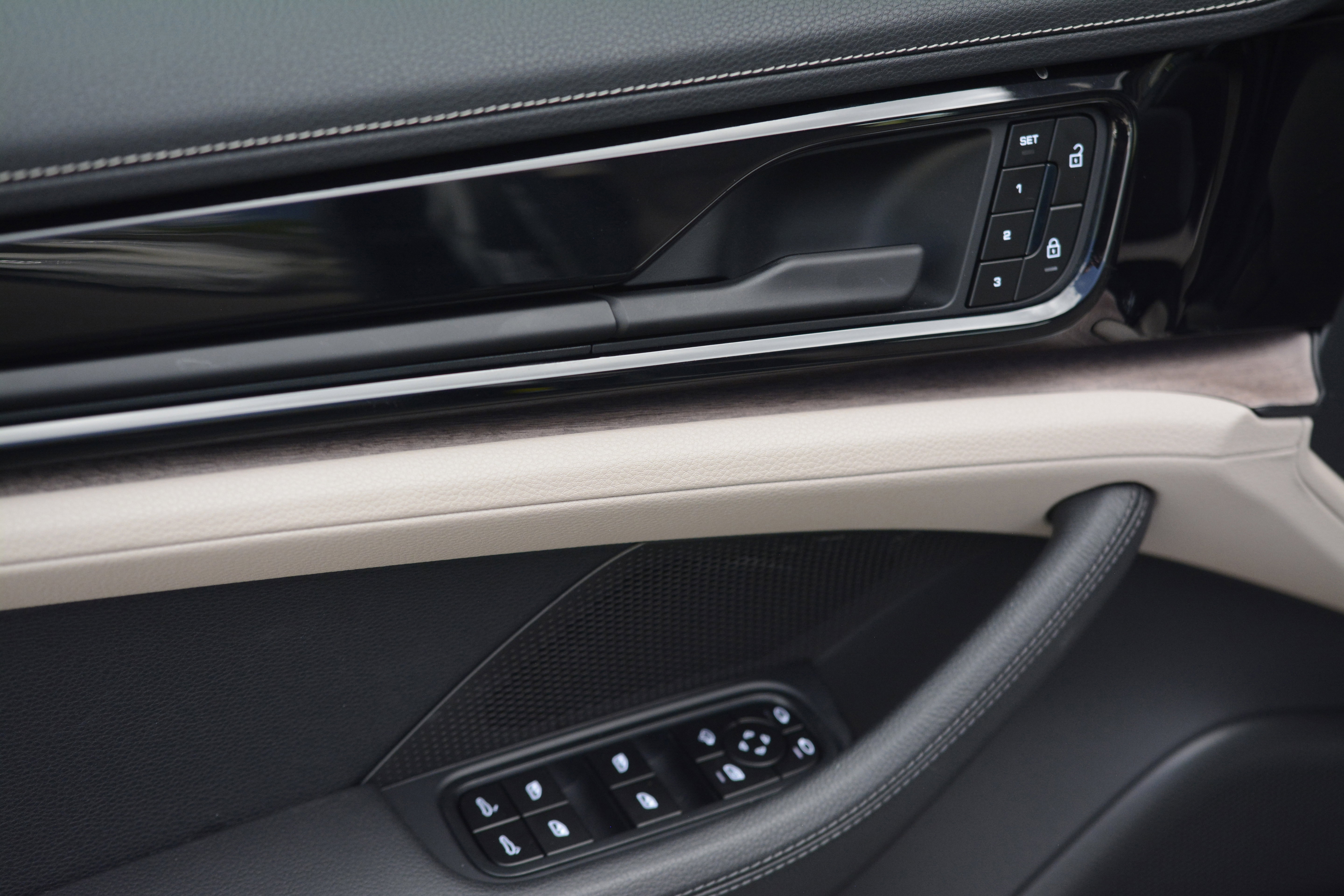 Certified 2025 Porsche Panamera 4 image 14