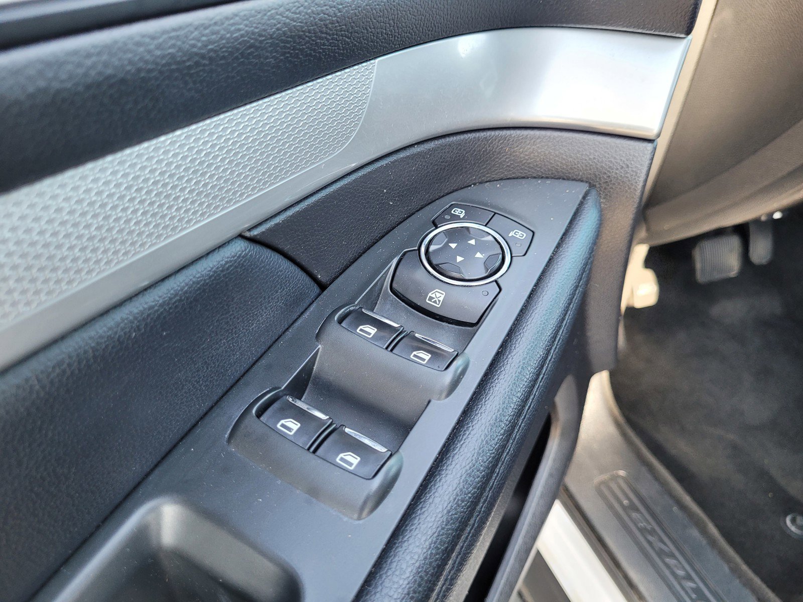 Used 2017 Ford Explorer XLT w/ Equipment Group 202A image 26