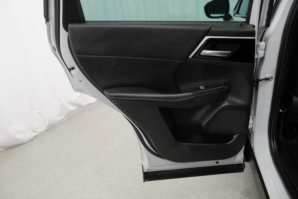 Used 2023 Mitsubishi Outlander SE image 44