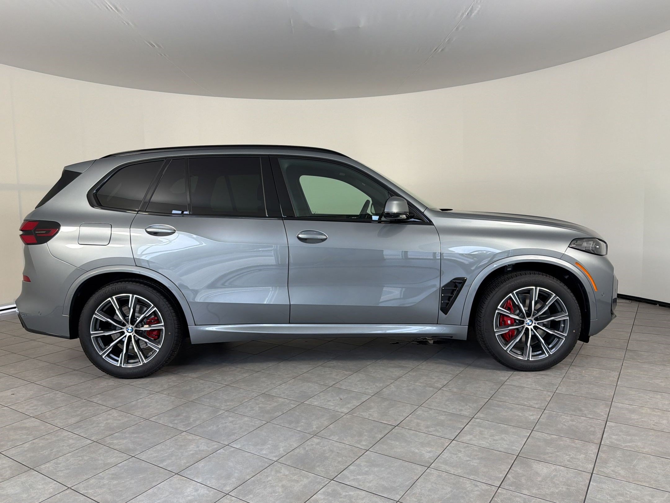 New 2026 BMW X5 xDrive40i w/ M Sport Package AWD/4WD image 8