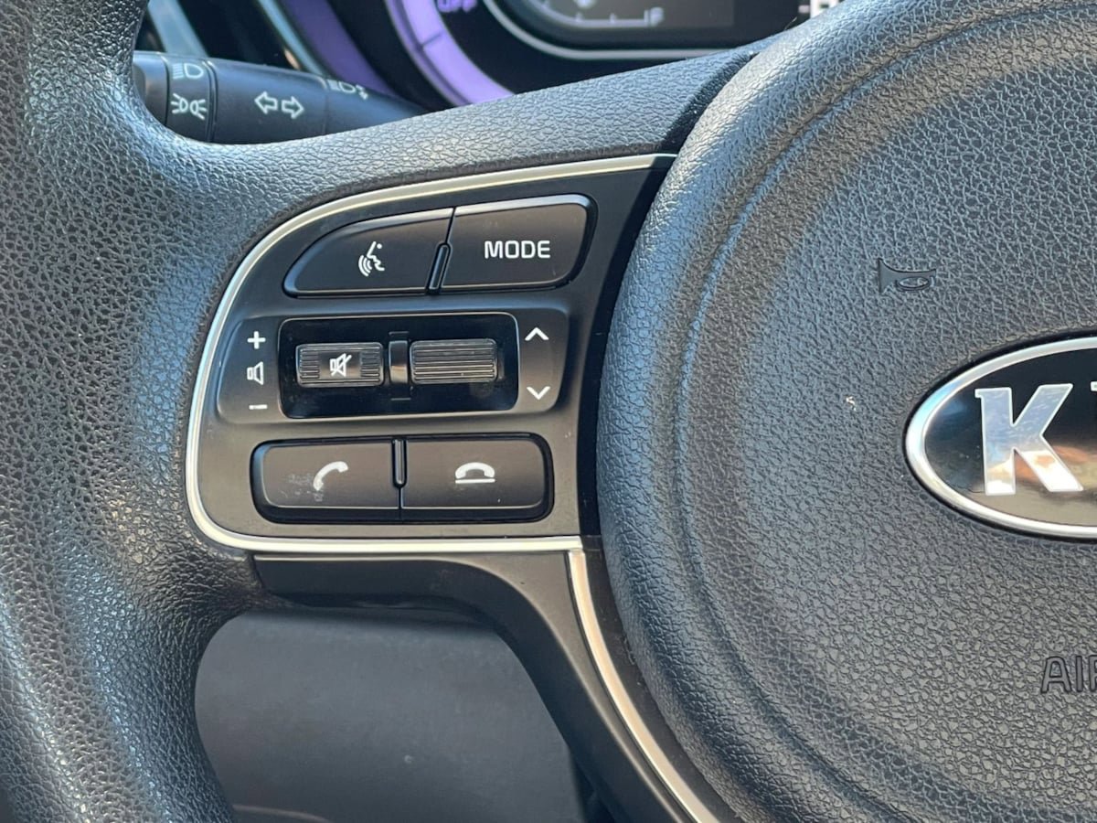 Used 2020 Kia Niro LX image 25