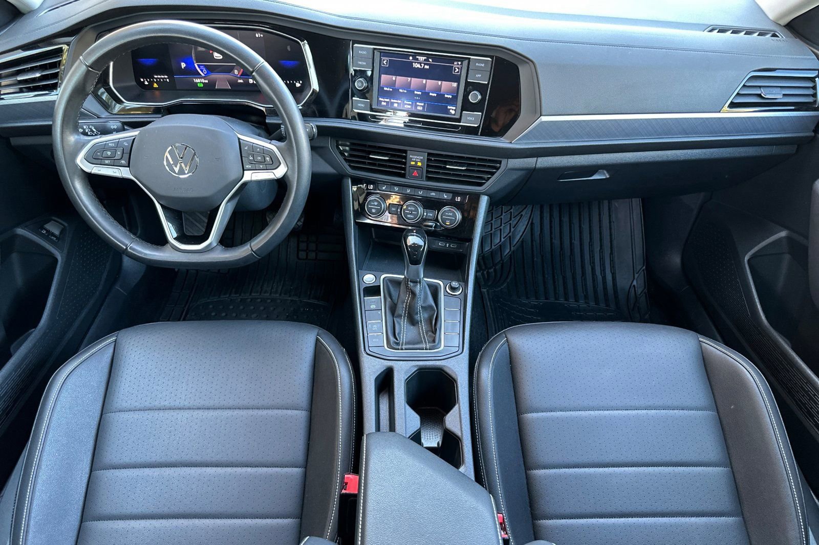 Used 2024 Volkswagen Jetta SE image 14