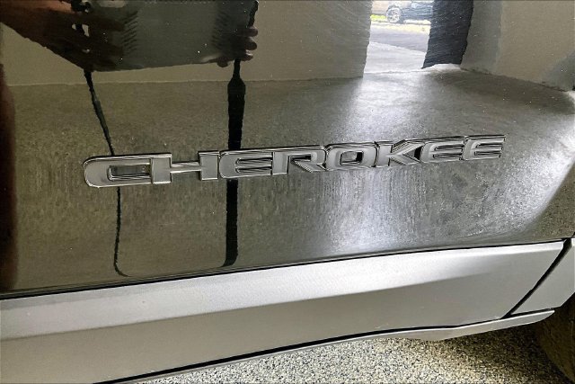 Used 2019 Jeep Cherokee Latitude w/ Comfort & Convenience Group AWD/4WD image 32