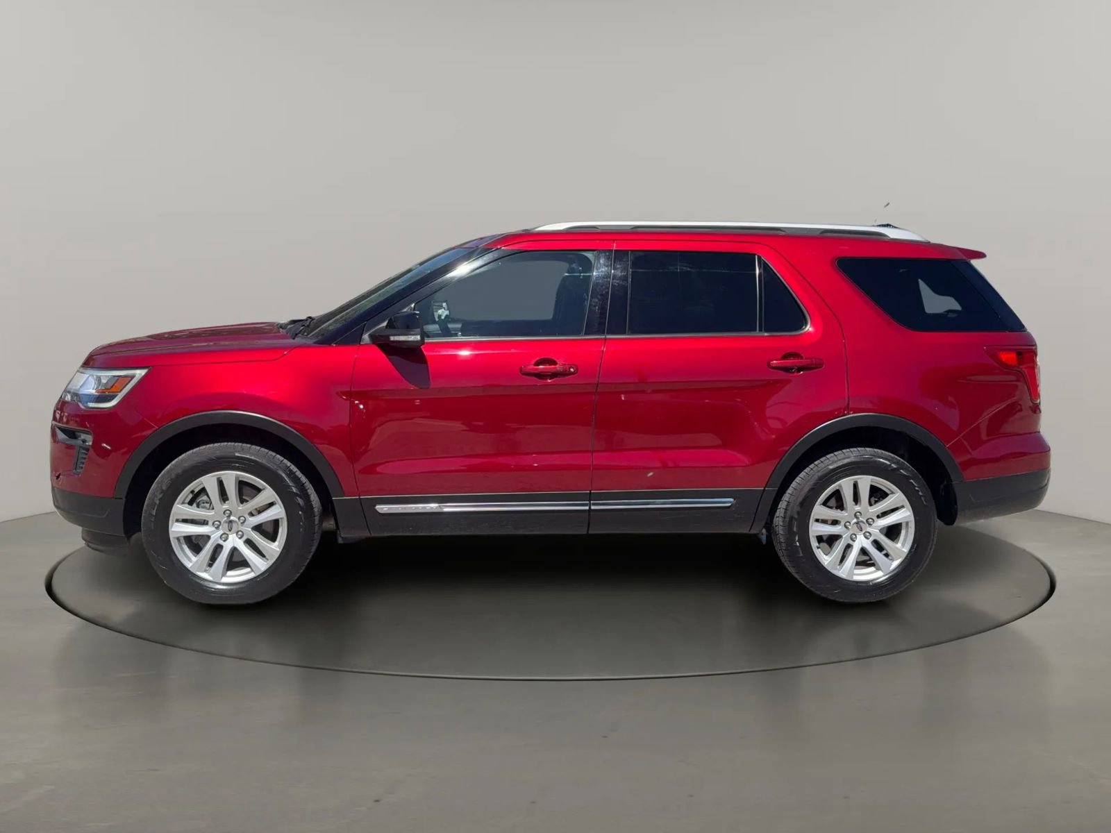 Used 2018 Ford Explorer XLT w/ Equipment Group 201A image 2