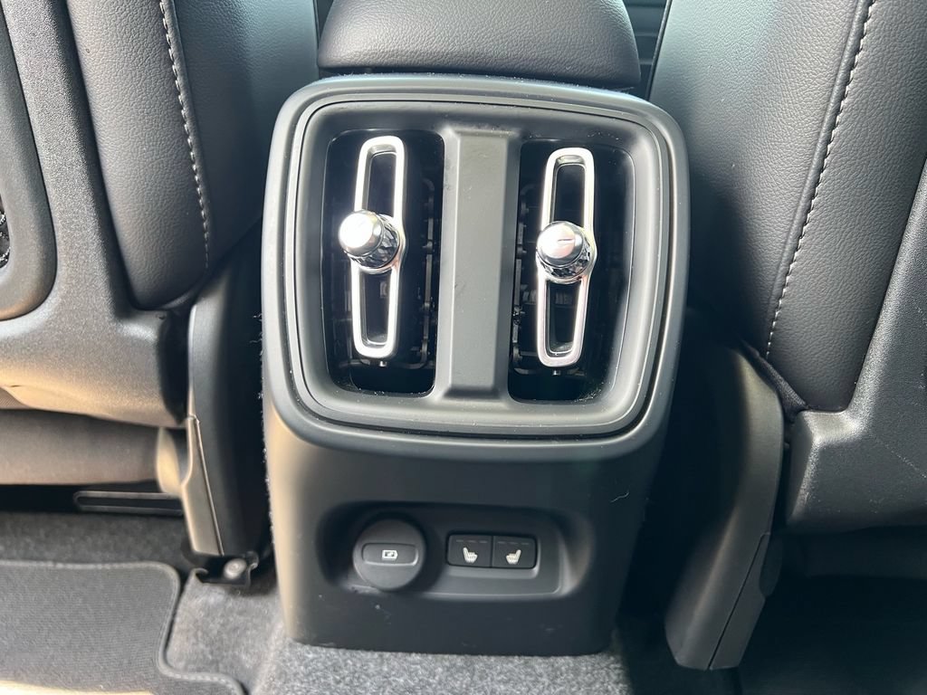 Certified 2025 Volvo XC40 B5 Core AWD/4WD image 24
