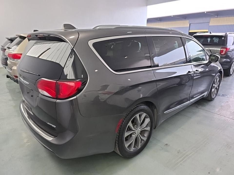 Used 2018 Chrysler Pacifica Limited w/ Tire & Wheel Group FWD image 5
