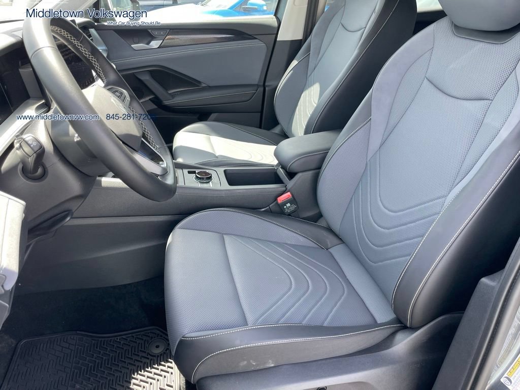 Used 2025 Volkswagen Tiguan SE AWD/4WD image 14