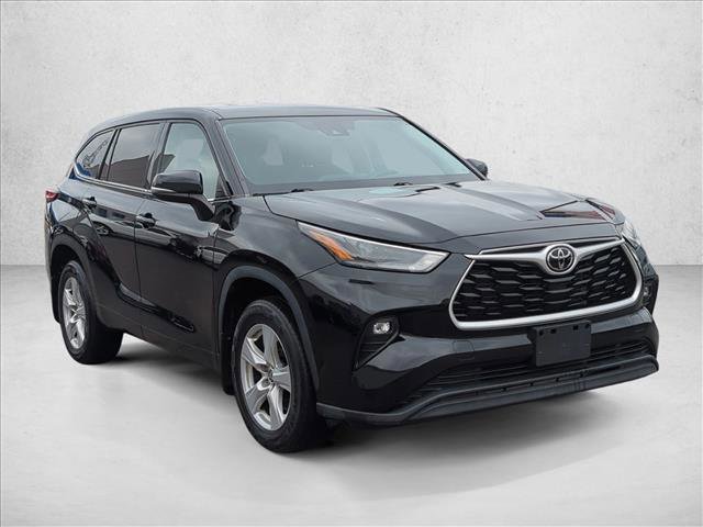 Used 2022 Toyota Highlander LE image 3