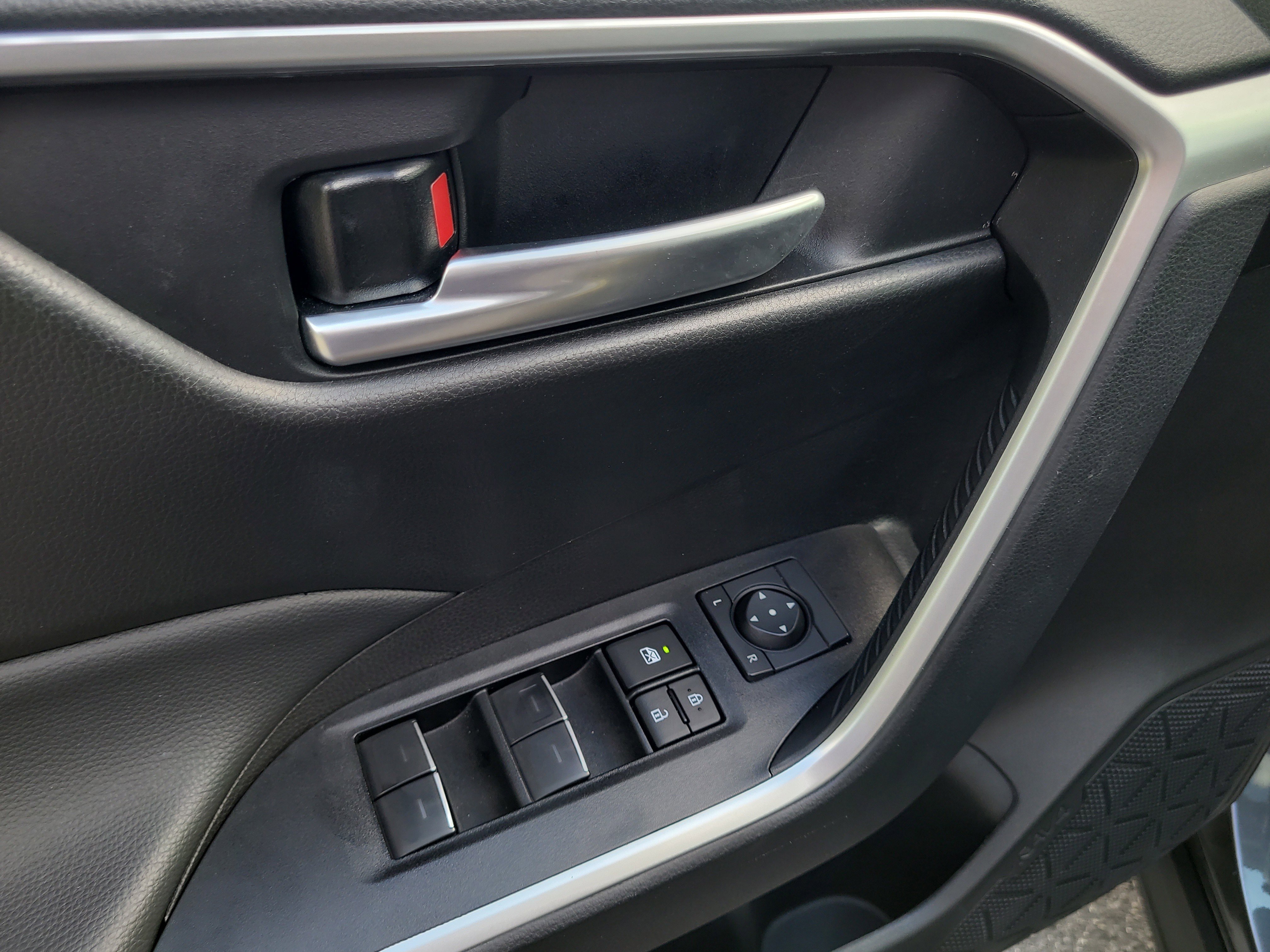 Certified 2025 Toyota RAV4 XLE FWD image 19
