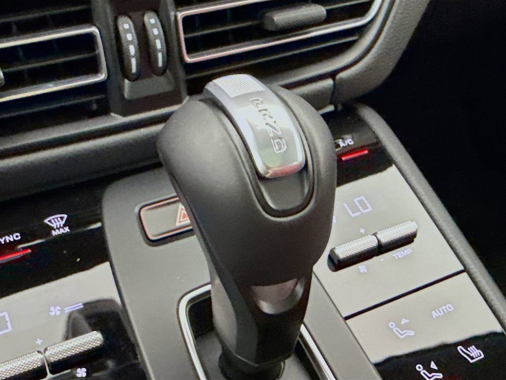 Certified 2025 Porsche Macan AWD/4WD image 21