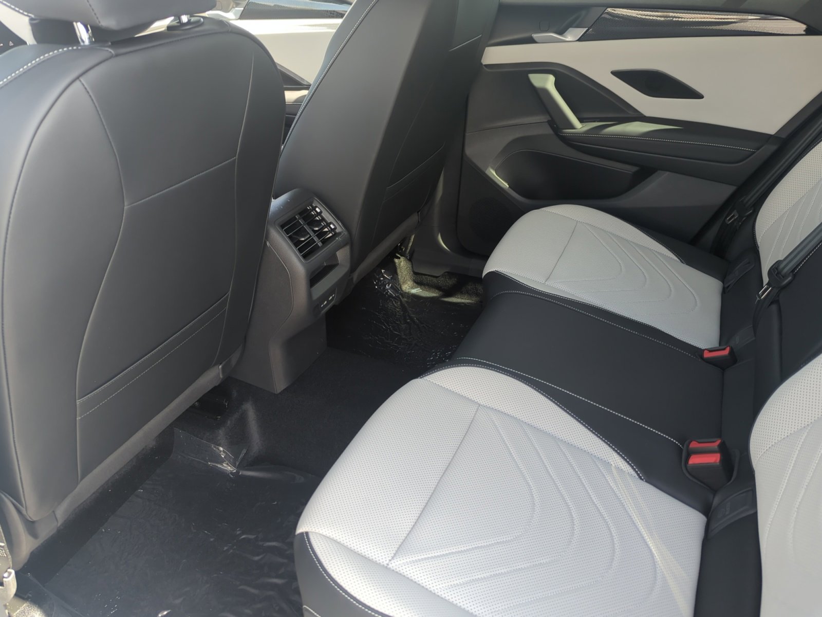 New 2025 Volkswagen Tiguan SE image 17