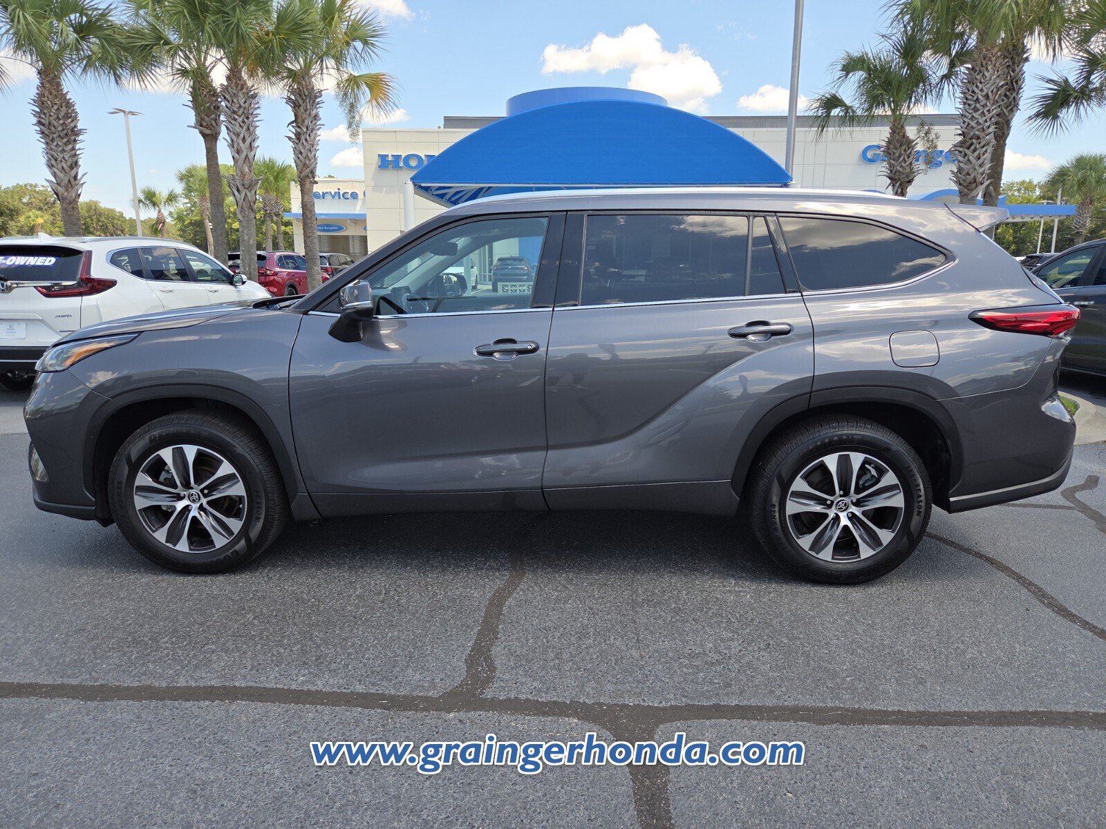 Used 2021 Toyota Highlander XLE FWD image 2