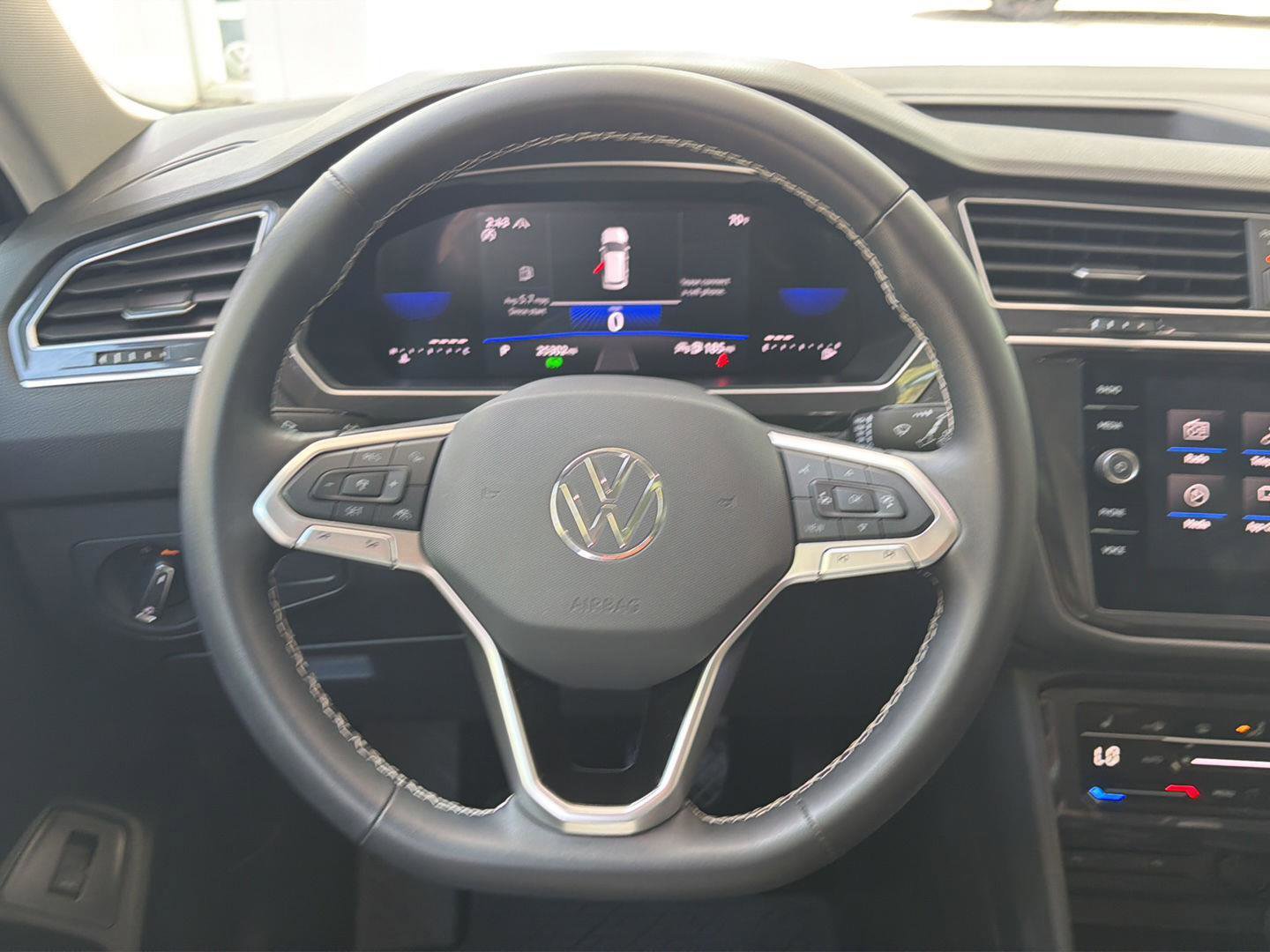 Certified 2024 Volkswagen Tiguan SE w/ Panoramic Sunroof Package AWD/4WD image 18