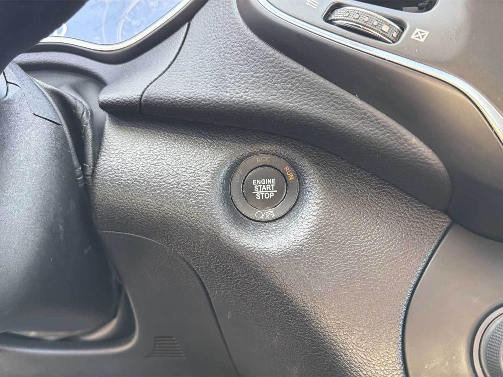 Certified 2020 Jeep Cherokee Latitude Plus w/ Cold Weather Group image 24