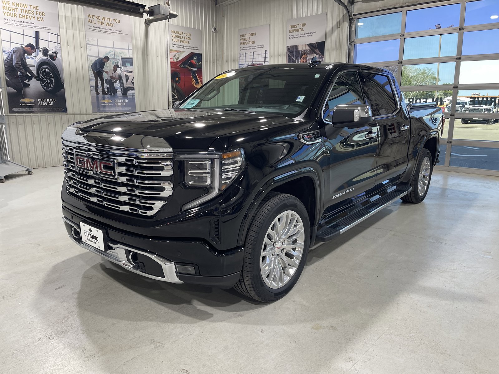 Used 2024 GMC Sierra 1500 Denali w/ Technology Package AWD/4WD image 4