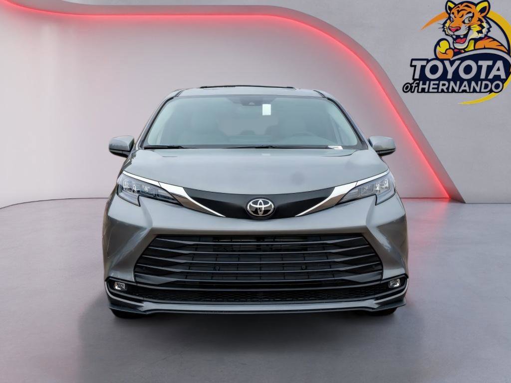 New 2026 Toyota Sienna XLE image 2